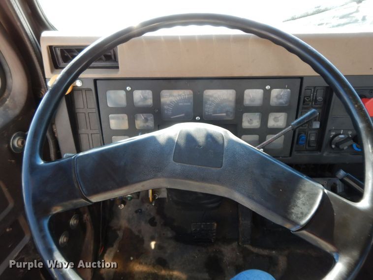 image for item HG9273 1992 International 2554  utility / service truck