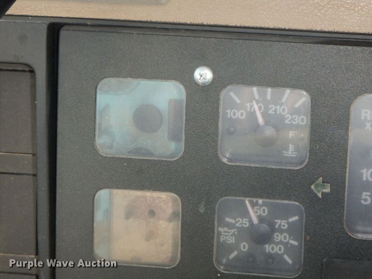 image for item HG9273 1992 International 2554  utility / service truck