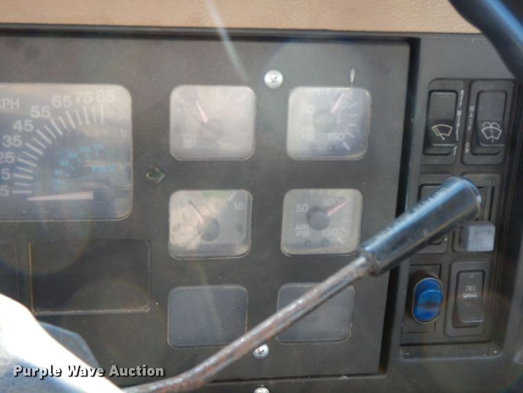 image for item HG9273 1992 International 2554  utility / service truck