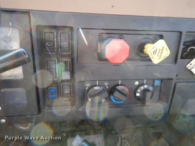 image for item HG9273 1992 International 2554  utility / service truck