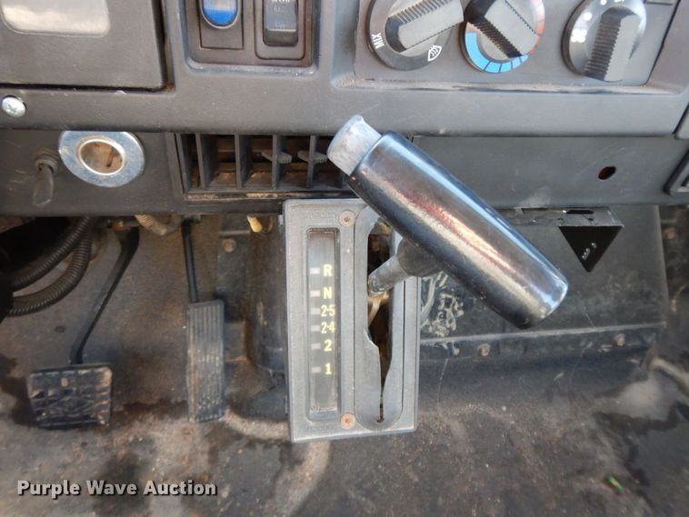 image for item HG9273 1992 International 2554  utility / service truck