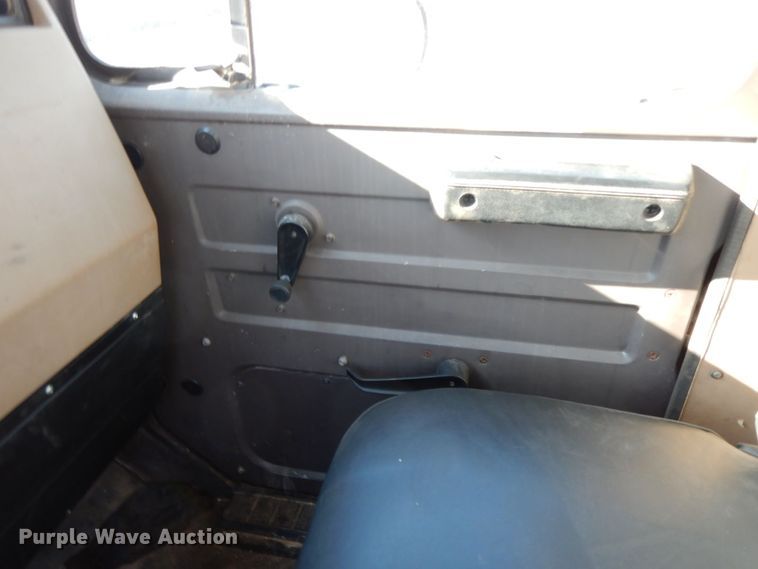 image for item HG9273 1992 International 2554  utility / service truck