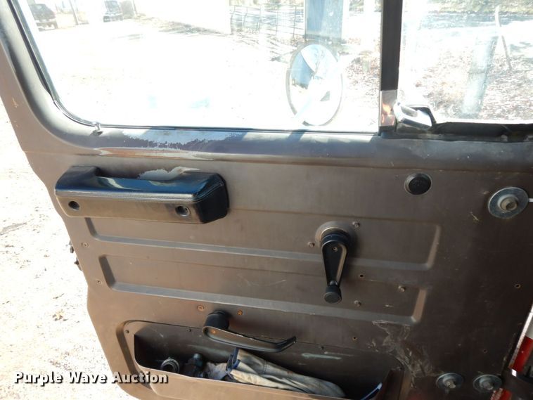 image for item HG9273 1992 International 2554  utility / service truck