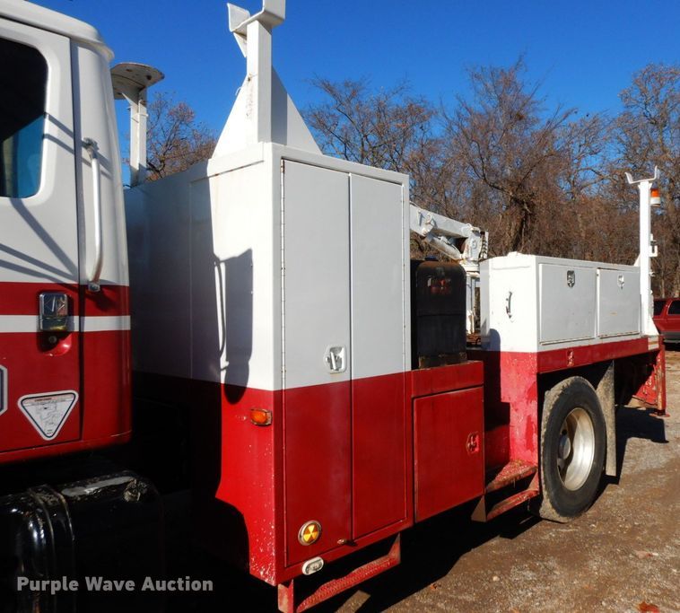 image for item HG9273 1992 International 2554  utility / service truck