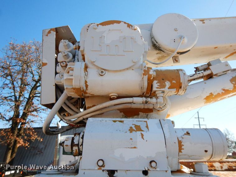 image for item HG9273 1992 International 2554  utility / service truck