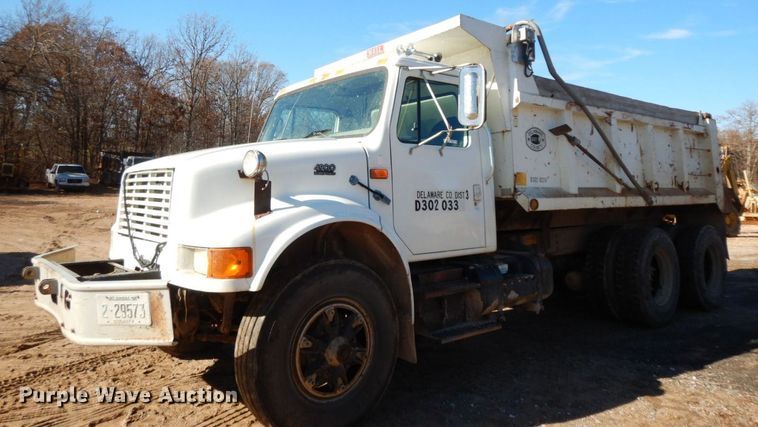 image for item HG9313 1999 International 4900  dump truck