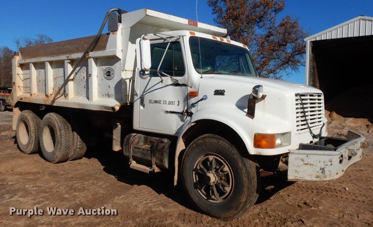image for item HG9313 1999 International 4900  dump truck