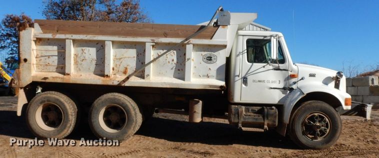 image for item HG9313 1999 International 4900  dump truck