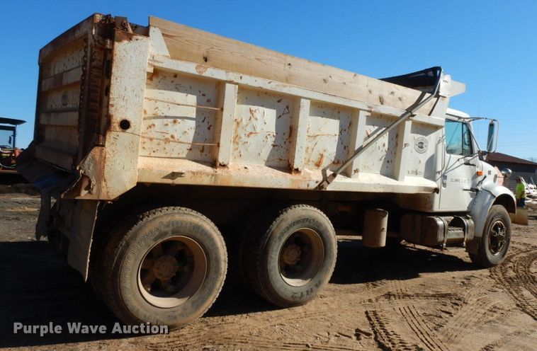image for item HG9313 1999 International 4900  dump truck