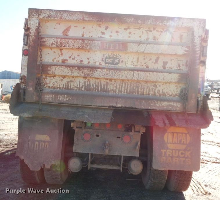 image for item HG9313 1999 International 4900  dump truck