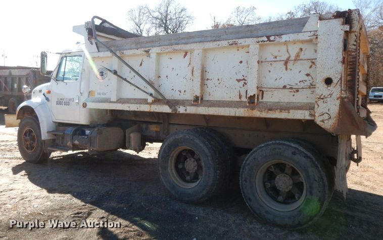 image for item HG9313 1999 International 4900  dump truck