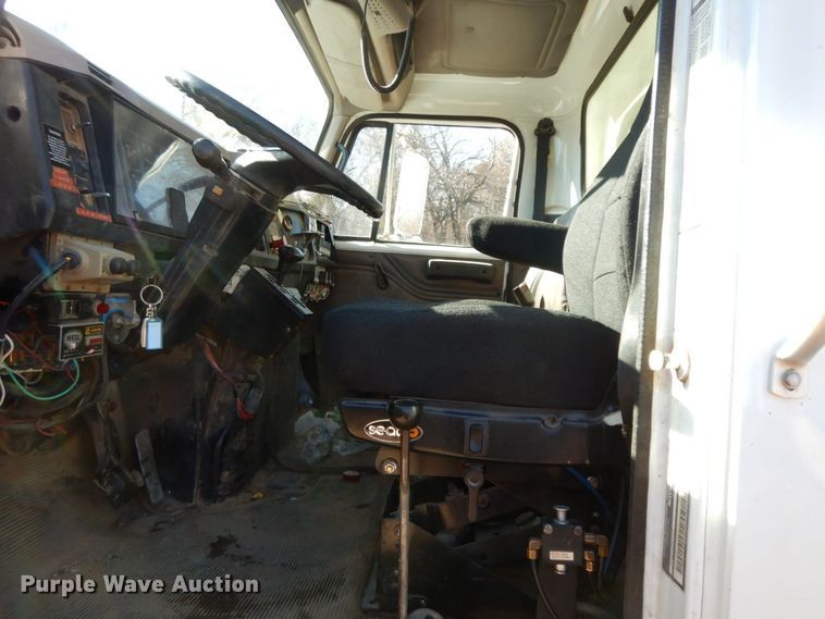 image for item HG9313 1999 International 4900  dump truck