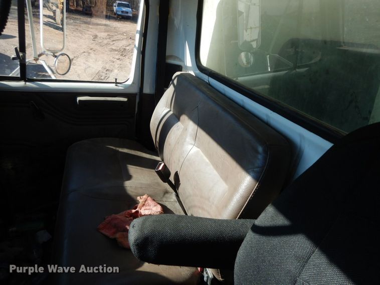 image for item HG9313 1999 International 4900  dump truck