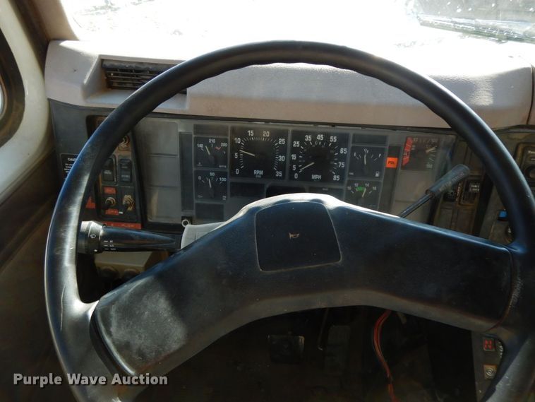 image for item HG9313 1999 International 4900  dump truck