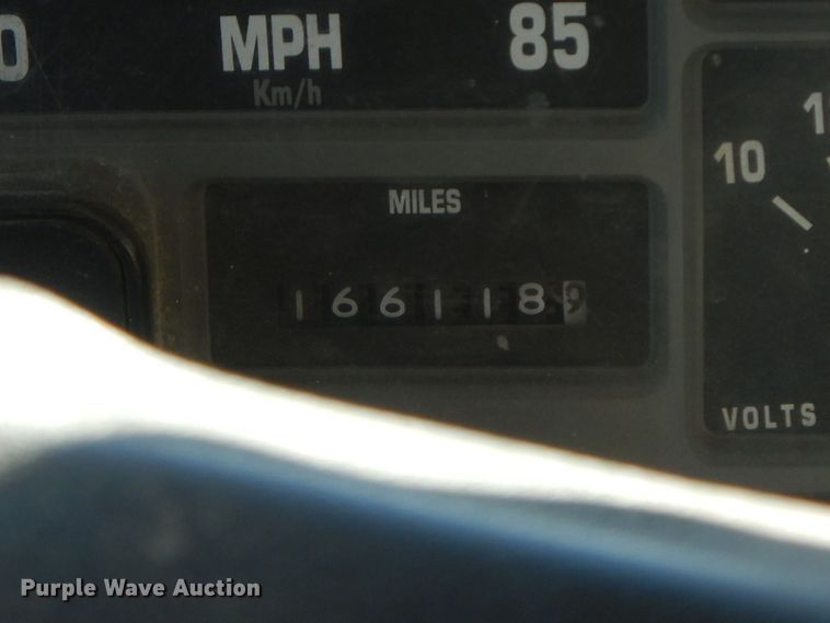 image for item HG9313 1999 International 4900  dump truck