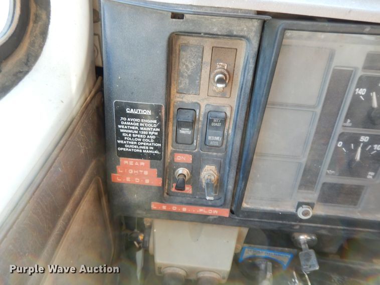 image for item HG9313 1999 International 4900  dump truck