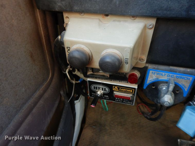 image for item HG9313 1999 International 4900  dump truck