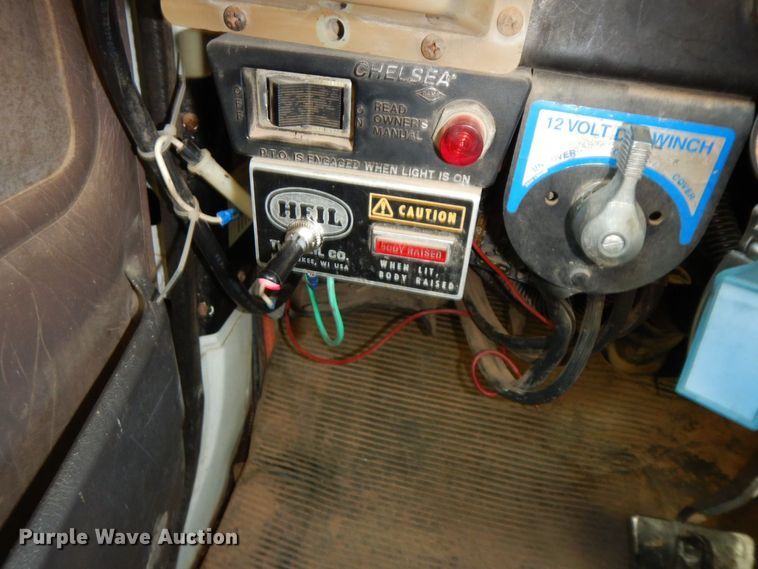 image for item HG9313 1999 International 4900  dump truck