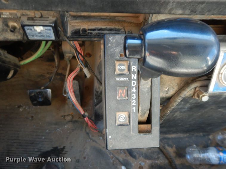 image for item HG9313 1999 International 4900  dump truck