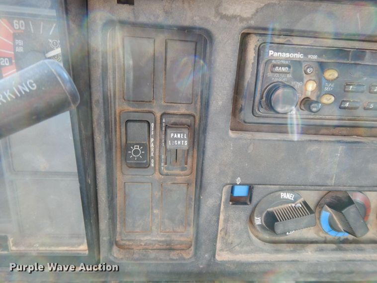 image for item HG9313 1999 International 4900  dump truck