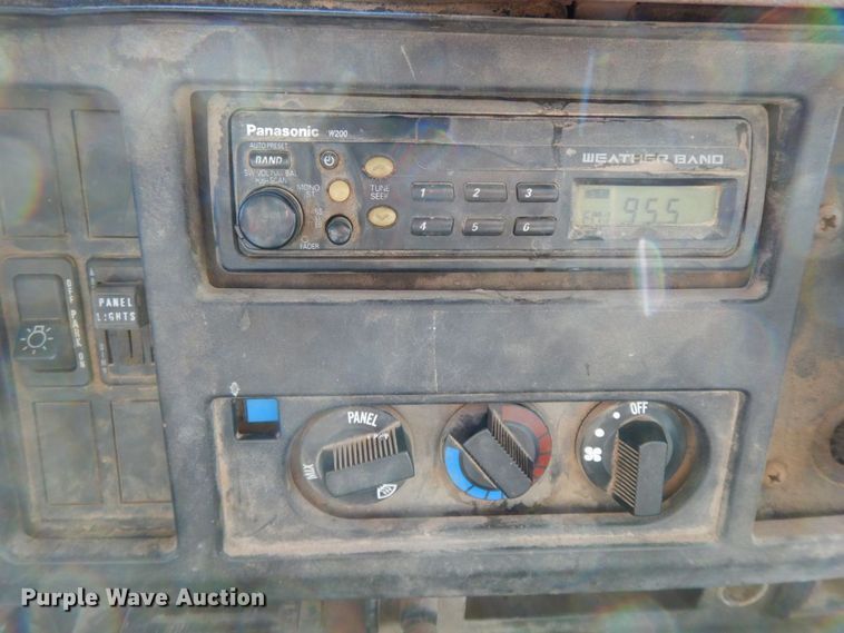 image for item HG9313 1999 International 4900  dump truck