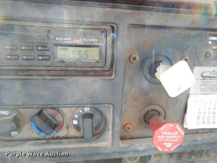 image for item HG9313 1999 International 4900  dump truck