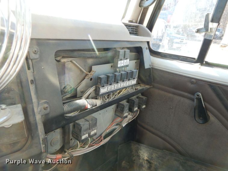 image for item HG9313 1999 International 4900  dump truck