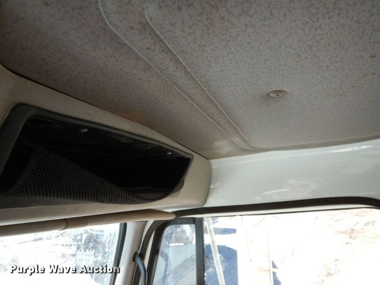 image for item HG9313 1999 International 4900  dump truck