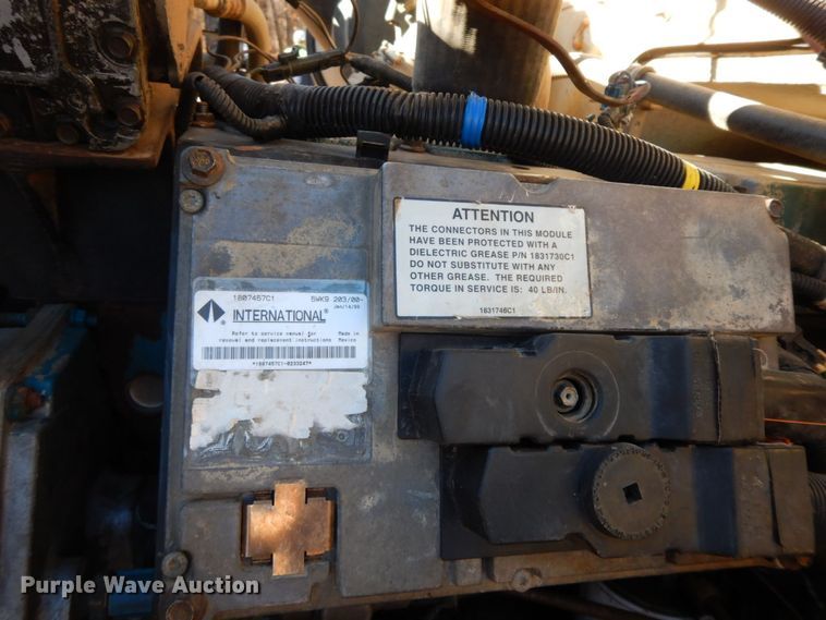 image for item HG9313 1999 International 4900  dump truck