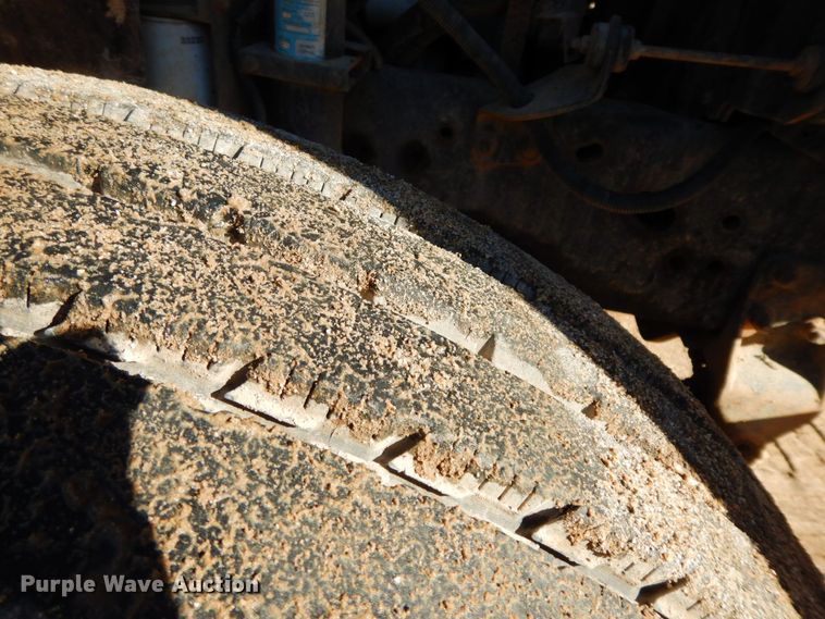 image for item HG9313 1999 International 4900  dump truck