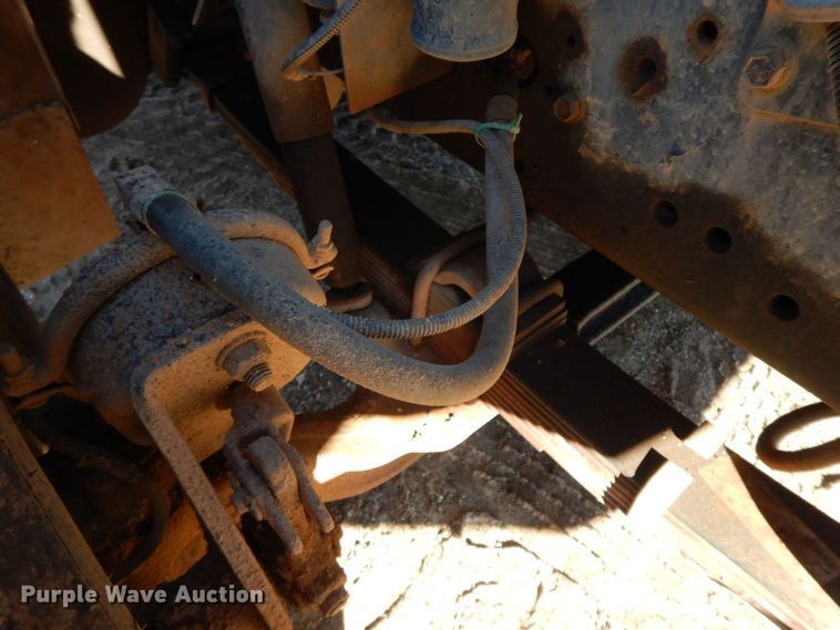 image for item HG9313 1999 International 4900  dump truck