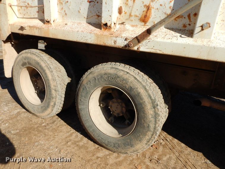 image for item HG9313 1999 International 4900  dump truck