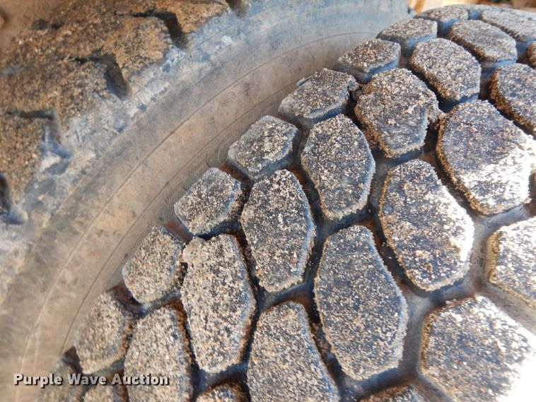 image for item HG9313 1999 International 4900  dump truck