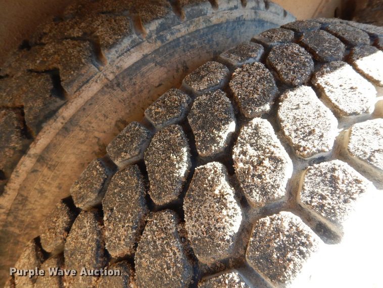 image for item HG9313 1999 International 4900  dump truck