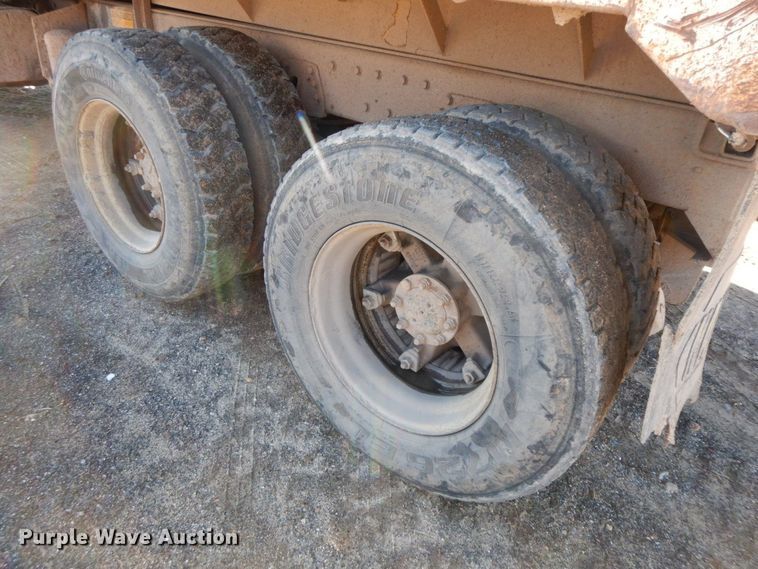 image for item HG9313 1999 International 4900  dump truck