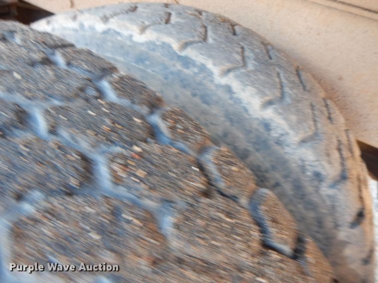 image for item HG9313 1999 International 4900  dump truck