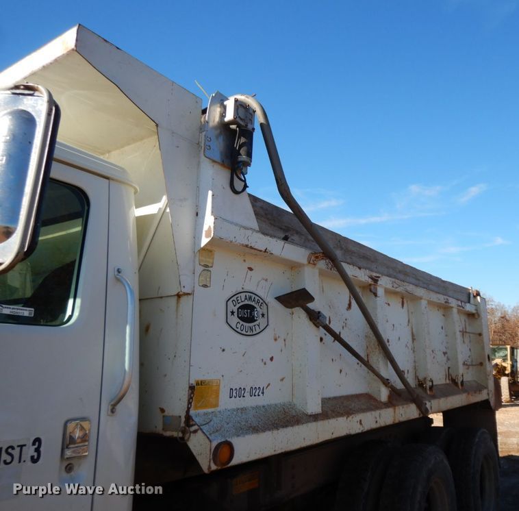 image for item HG9313 1999 International 4900  dump truck