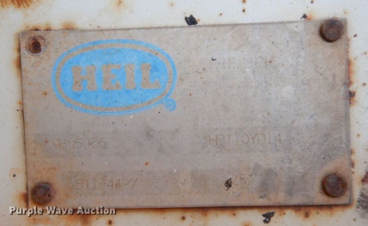 image for item HG9313 1999 International 4900  dump truck