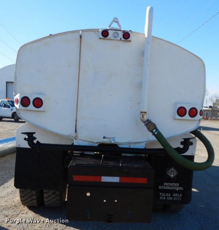 image for item HG9338 1998 International 4700  water truck