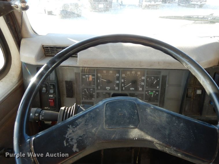 image for item HG9338 1998 International 4700  water truck