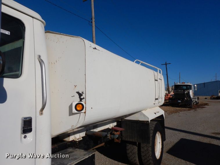 image for item HG9338 1998 International 4700  water truck