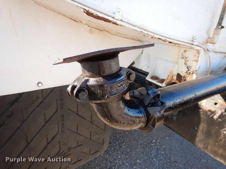 image for item HG9338 1998 International 4700  water truck