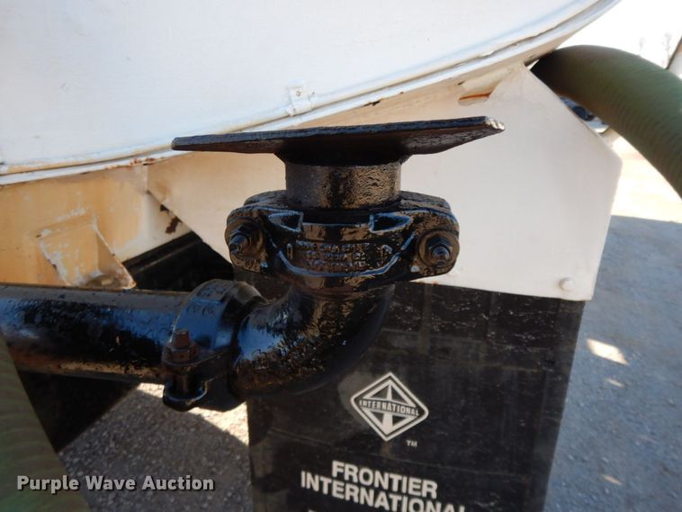 image for item HG9338 1998 International 4700  water truck