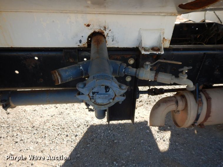 image for item HG9338 1998 International 4700  water truck