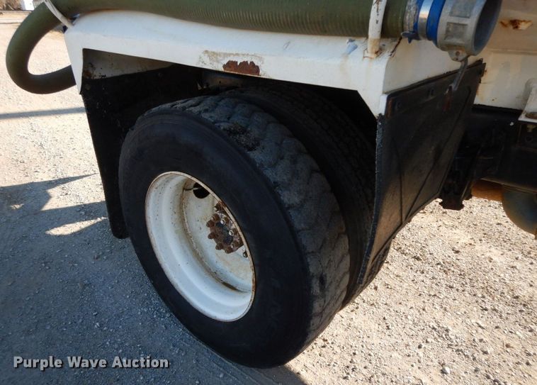 image for item HG9338 1998 International 4700  water truck