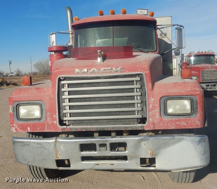 image for item HQ9539 1997 Mack RD600  dump truck