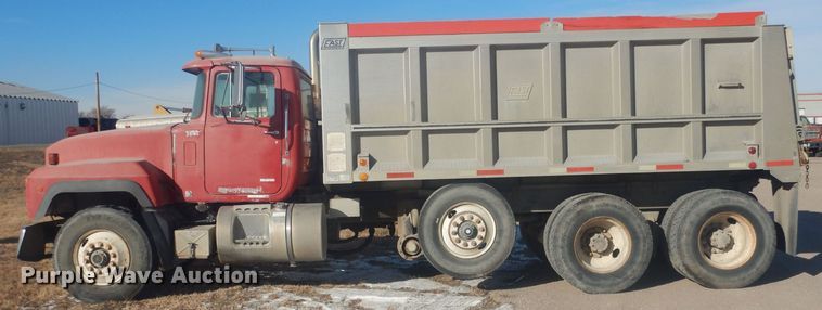 image for item HQ9539 1997 Mack RD600  dump truck