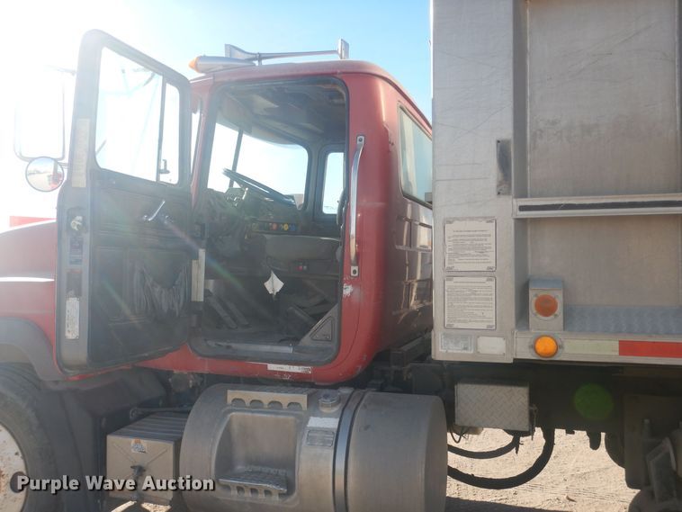 image for item HQ9539 1997 Mack RD600  dump truck