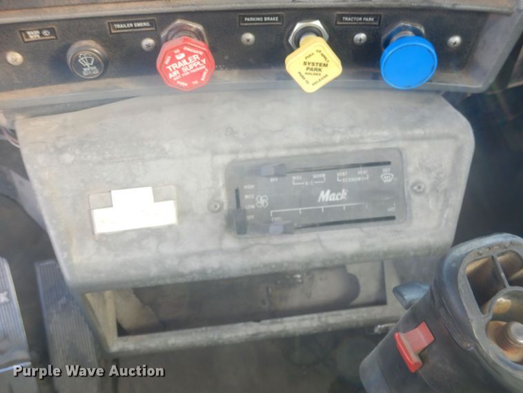 image for item HQ9539 1997 Mack RD600  dump truck