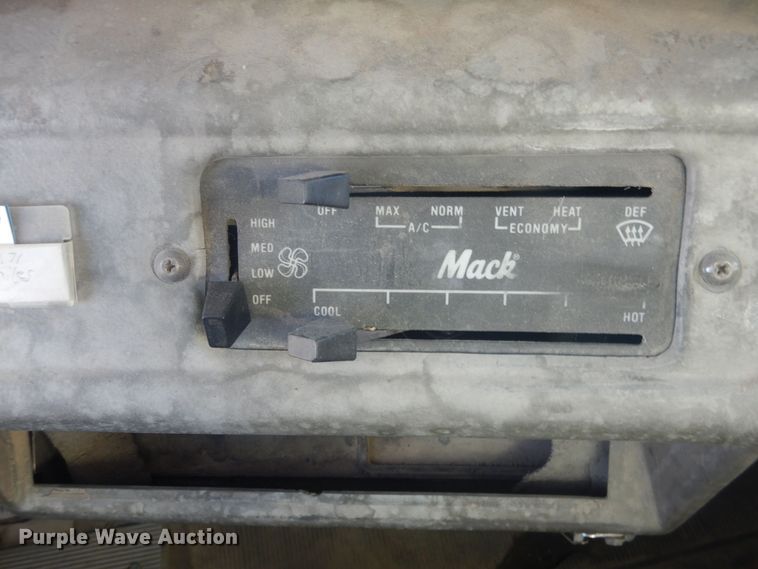 image for item HQ9539 1997 Mack RD600  dump truck